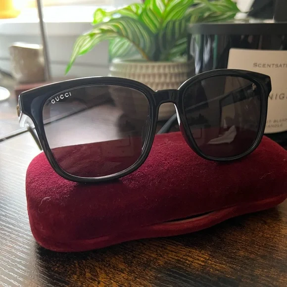 Barely worn black Gucci sunglasses with original case and cloth - Picture 1 of 5